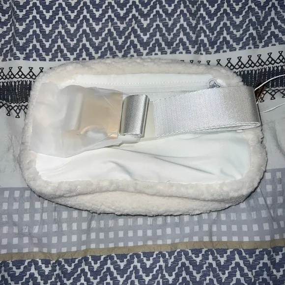 Lululemon Athletica 2L white fleece belt bag *BRAND NEW‎ WITH TAGS* - Image 3