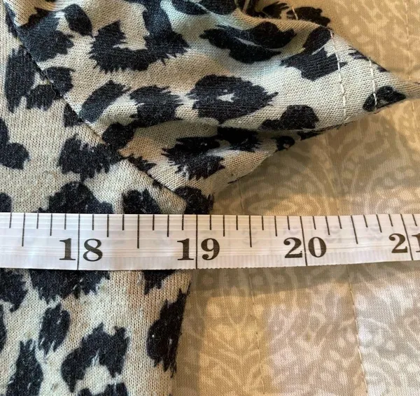 Amazon Leopard Print Short Sleeve Tee Medium - Image 7