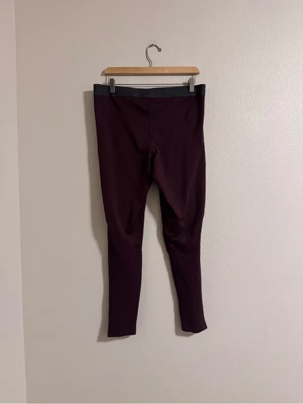 Nike Women's Plum Performance Leggings with Black Waistband - Image 3