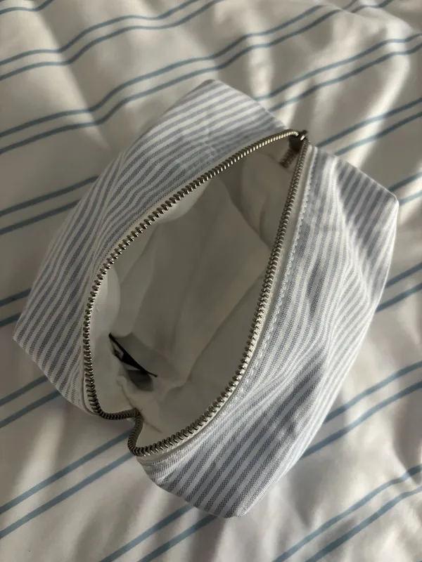 Brandy Melville Makeup Bag - Image 2