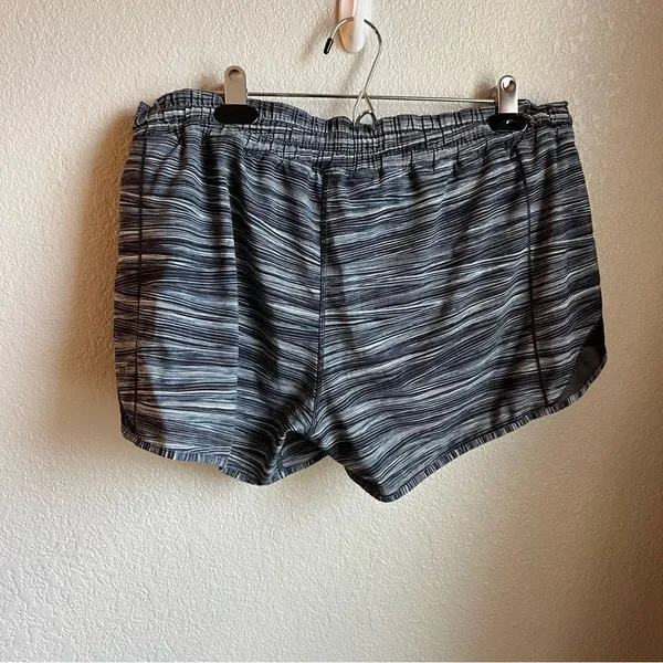 Lululemon Hotty Hot Short II (Long 4") Low Tide Alpine White Black / Black - Image 7