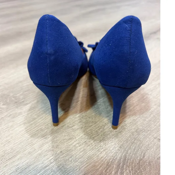 Journee Collection Marek Blue Faux Suede Ruffle Pointed Toe Pumps Size 7.5 - Image 4