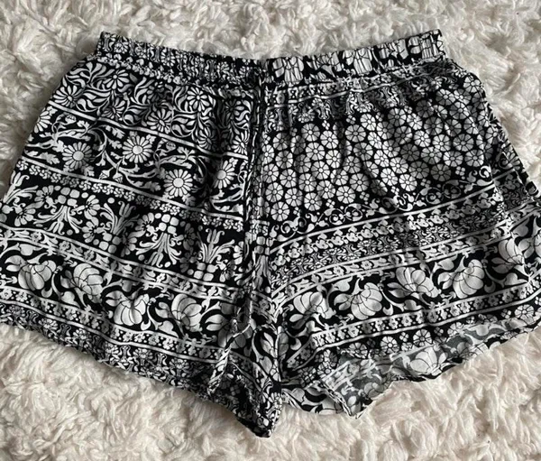 Black And White Shorts Size M - Image 3