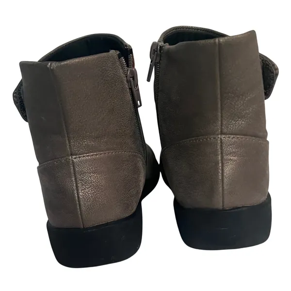 Clarks‎ Cloudsteppers Ankle Boot Women 8 Taupe Ruched Side Zip Wedge Bootie - Image 4