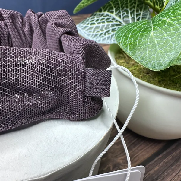 Lululemon Uplifting Scrunchie NWT ONE SIZE (BLCT) - Image 6