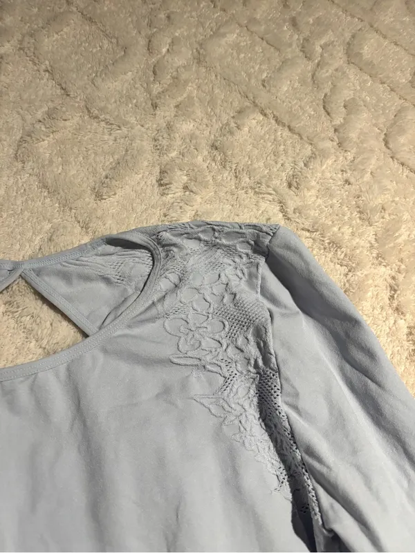 Blue women’s work out longsleeve no size tag fits a large - Image 5