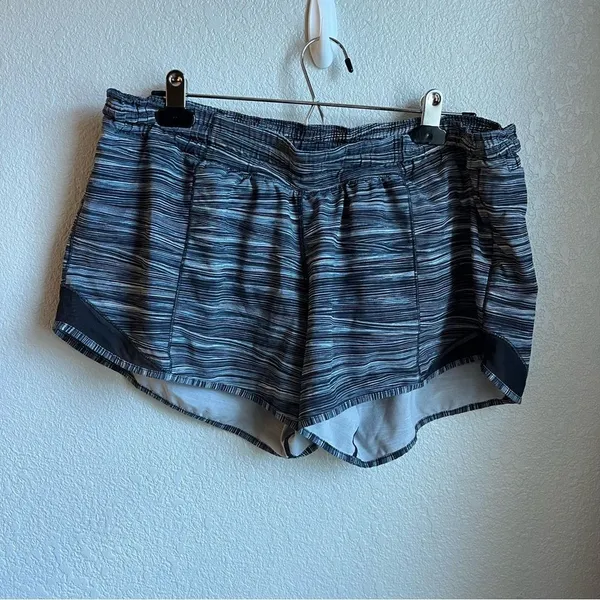 Lululemon Hotty Hot Short II (Long 4") Low Tide Alpine White Black / Black - Image 4