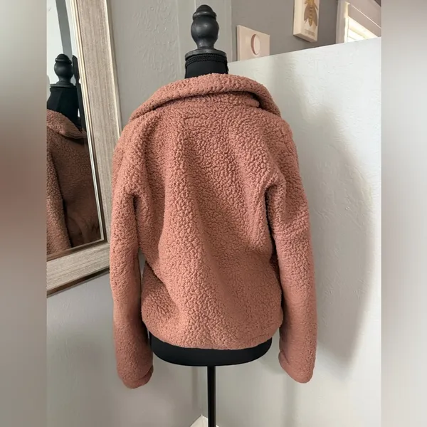 Abercrombie & Fitch Soft A & F Sherpa 1/4 zip fleece small. - Image 4