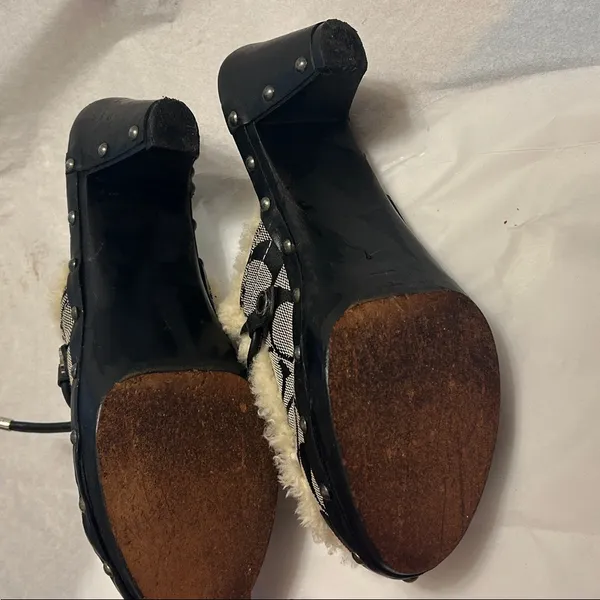 Coach Women's Black and Cream Fuzzy Slippers - Image 6