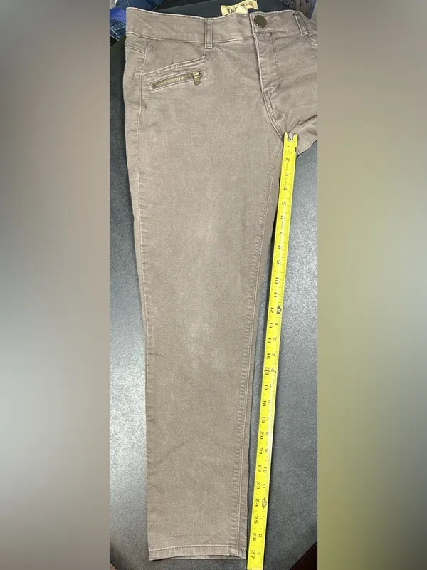 Democracy “AB”technology Women’s Size 10 Gray Mid Rise Zip Pockets Stretch Jeans - Image 3