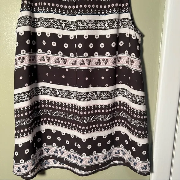 Loft‎ Women's Size Medium Sleeveless Blouse Gray White Pink Floral Stripe Scoop - Image 6