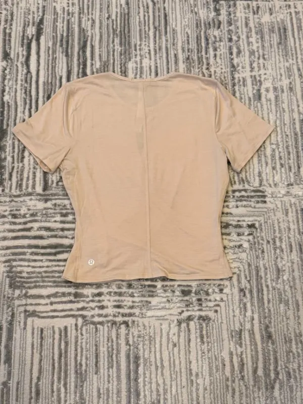 NEW Lululemon women's size 6 cream short sleeve top - Image 9