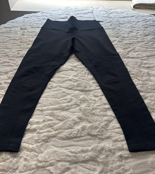 CRZ Yoga NWT Seamless Capris Size M( 8/10). - Image 11