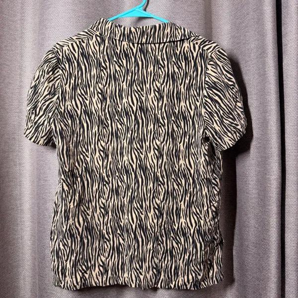 Josephine Chaus Silk Shirt Womens 8 Tan Black Zebra Print Short Sleeve Excellent - Image 7