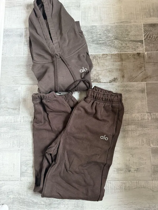Alo Yoga Sweat Set - Image 5