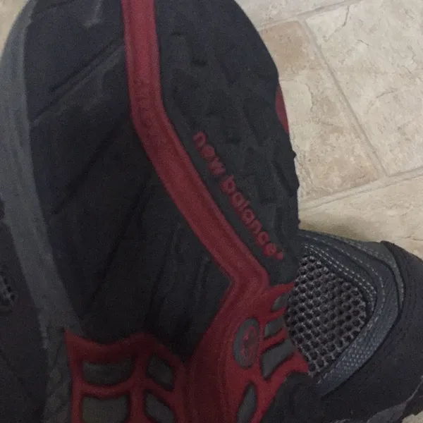 Preowned women's New Balance sneaker size 7 - Image 3