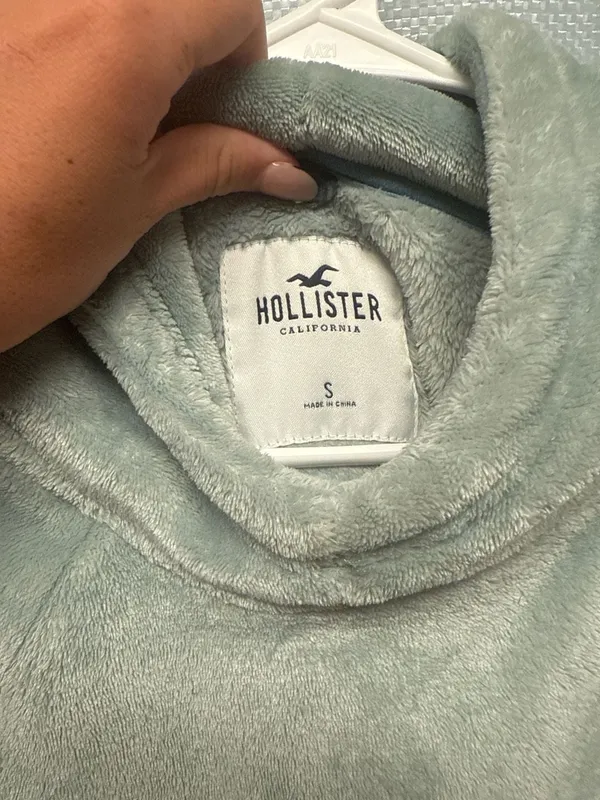 Hollister Sage Green Plush Fleece Cropped Hoodie Size S - Image 3