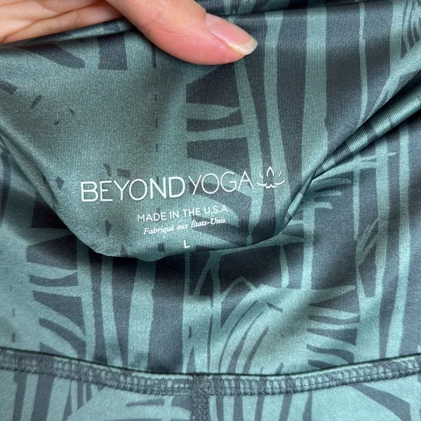 Beyond Yoga Lux Supplex High Waisted Ankle Palm Print Leggings‎ in Green Size L - Image 5