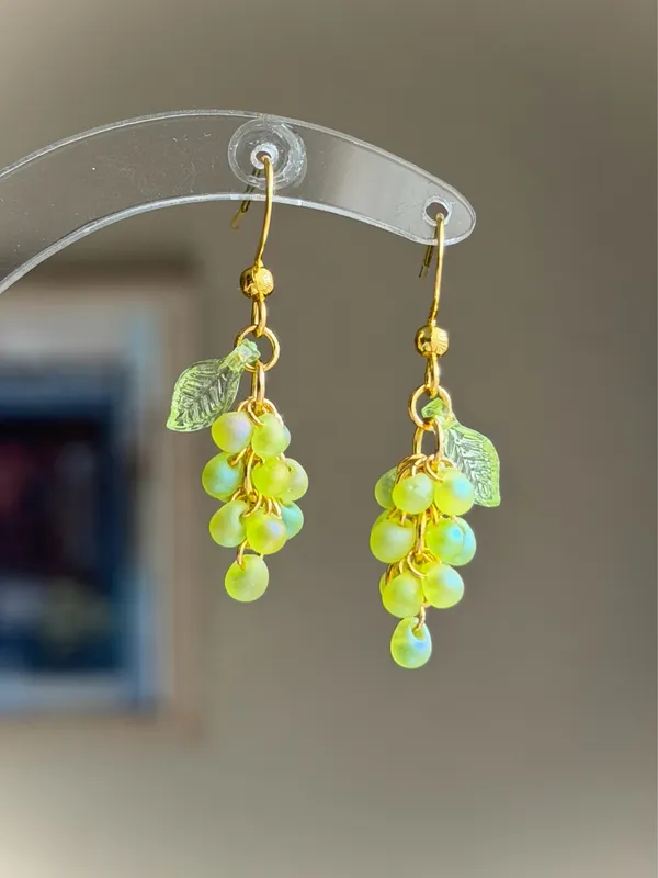 Handmade aurora light green tiny drop Czech glass grape muscat dangle earrings💚 - Image 2