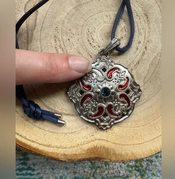 Vintage silver medallion cord necklace - Image 3