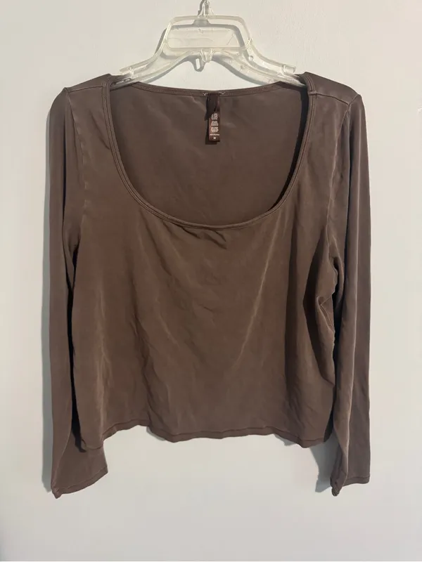 SKIMS Scoop Neck Long Sleeve Top in Chocolate Brown- 3X - Image 2