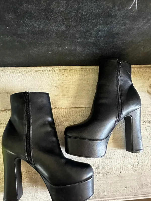Boutique Black Platform Booties Size 8.5 - Image 4