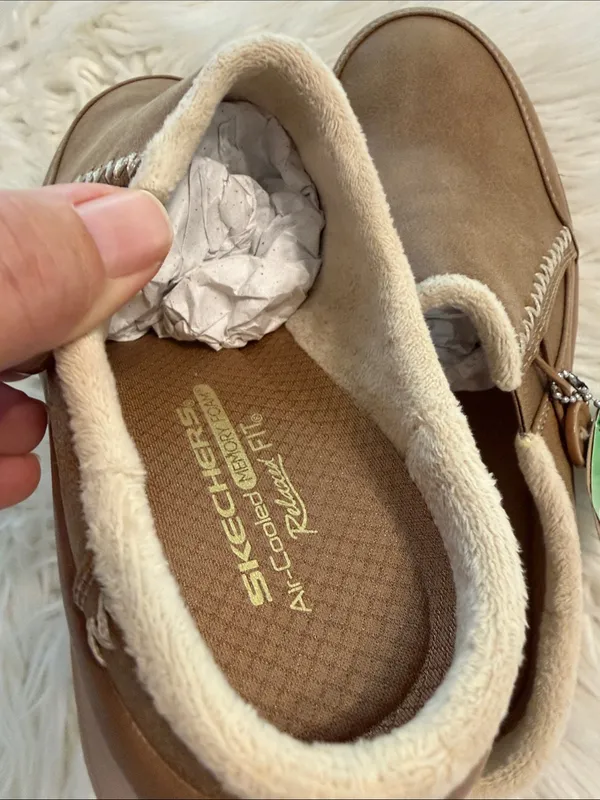 Skechers Vegan Tan Slip-On Women's Clog with Button Accent size 7 brand new - Image 4