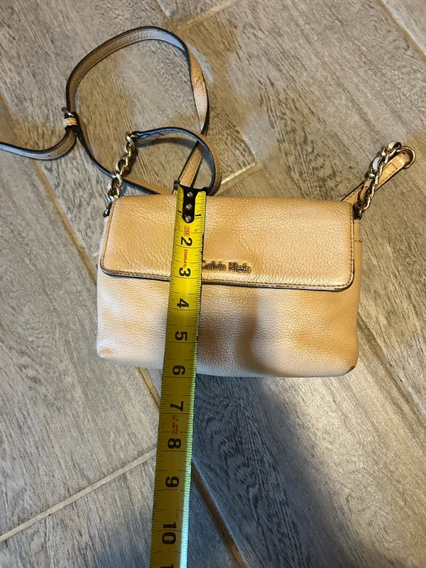 Calvin Klein Cream Leather Crossbody Bag with adjustable strap - Image 14