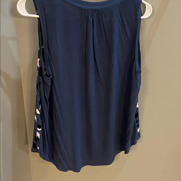 LOFT Women's Navy and White Patterned Blouse - Image 4
