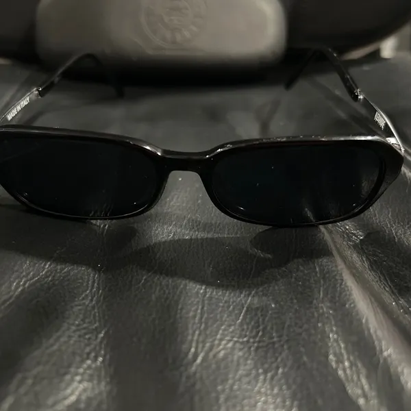 Elegant Black Sunglasses - Image 6