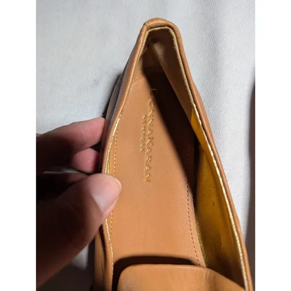 Donna Karan Thompson Turn Lock Buckle Camel Tan Leather Classic Loafers Sz 6 - Image 4