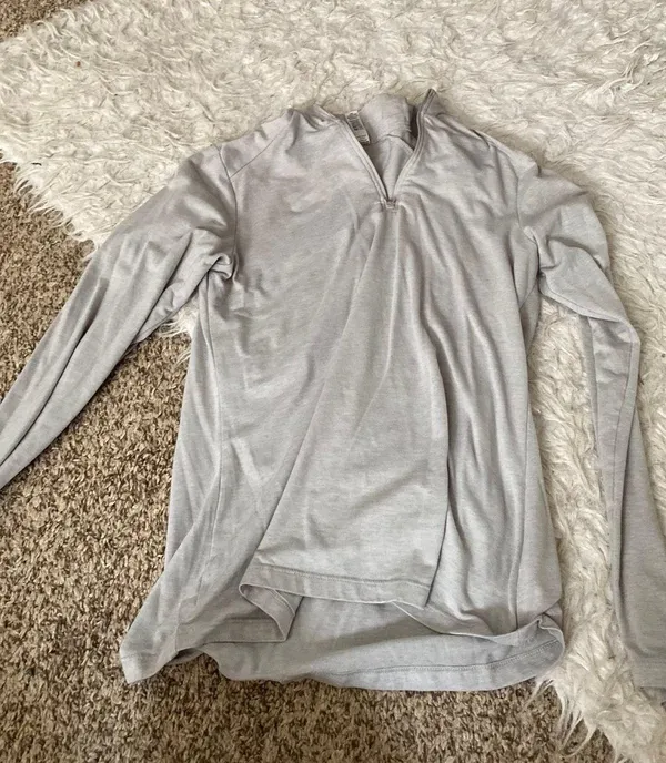Long sleeve grey athletic shirt - Image 3