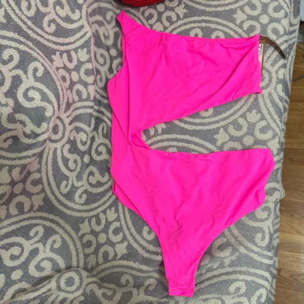 SKIMS Size 3X fits everybody one shoulder cut out bodysuit - neon pink NWT - Image 5