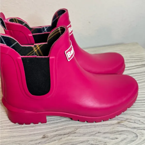 Barbour women Bright pink Rain Boots size 4 equivalent to size 6 women - Image 3