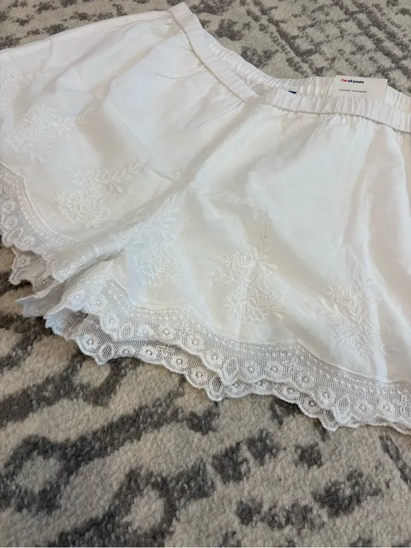 Old Navy White Embroidered Lace-Trim Shorts - Image 2