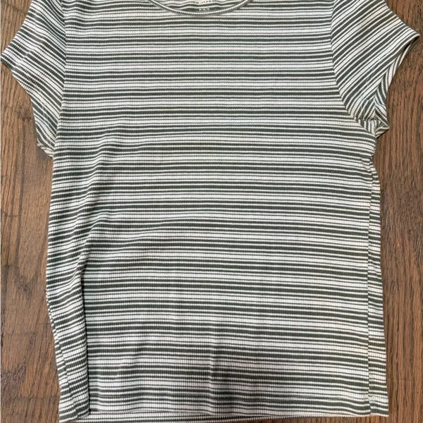 American Eagle Outfitters Gray and White Striped Tee - Image 4