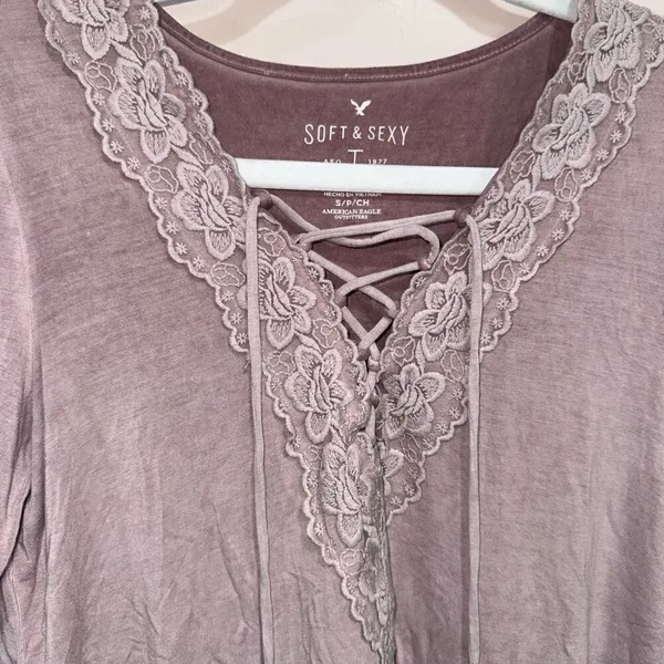 American Eagle Lavender Ombre Soft & Sexy Floral Lace V neck tee - Image 3