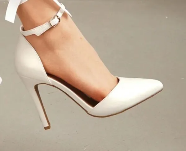 White Pointed Heels Size 9.5 - Image 4