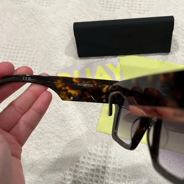 QUAY NOTORIOUS SUNGLASSES - Image 3