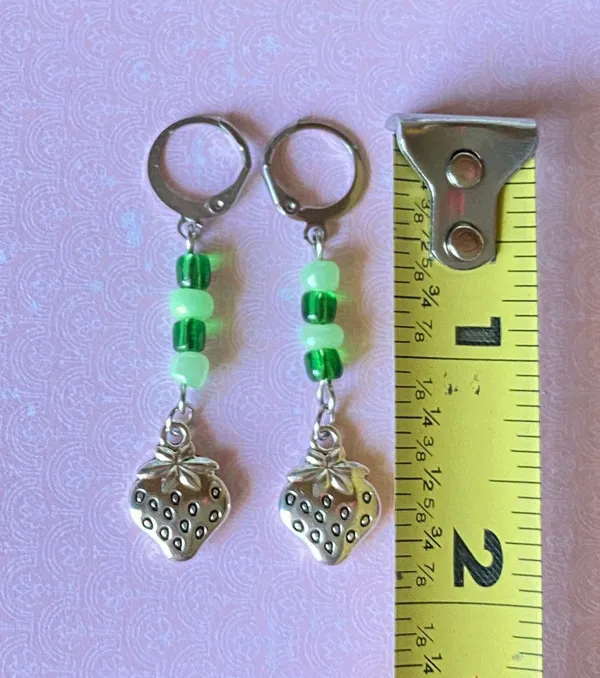funky fairy Kawaii retro strawberry green dangle unisex earrings 💚🍓🍃 - Image 4