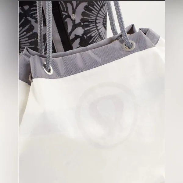 Lululemon Athletica Black and Grey Gym or Beach Tote - Image 16