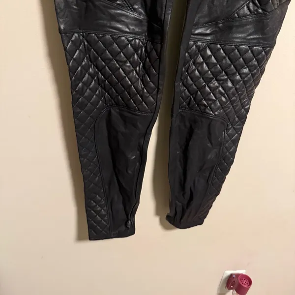 Spanx Faux Leather Quilted Legging in Very Black- Size Large - Image 8