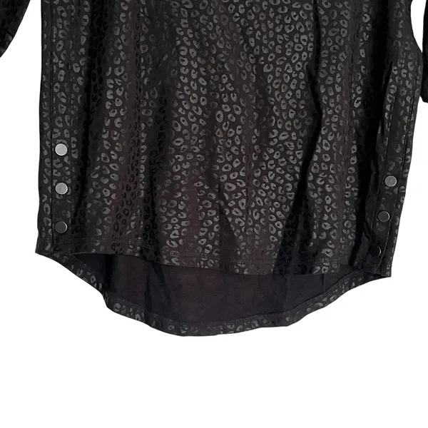 Zuda Sweatshirt Womens Small Black Leopard Print Crewneck Pullover Side Snap - Image 4