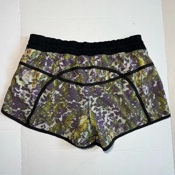 Lululemon Tracker Shorts In floral sport while multi 3.5" - Image 4