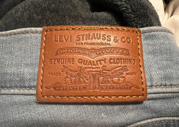 Levi's Light Denim Curvy Straight Jeans - Image 5