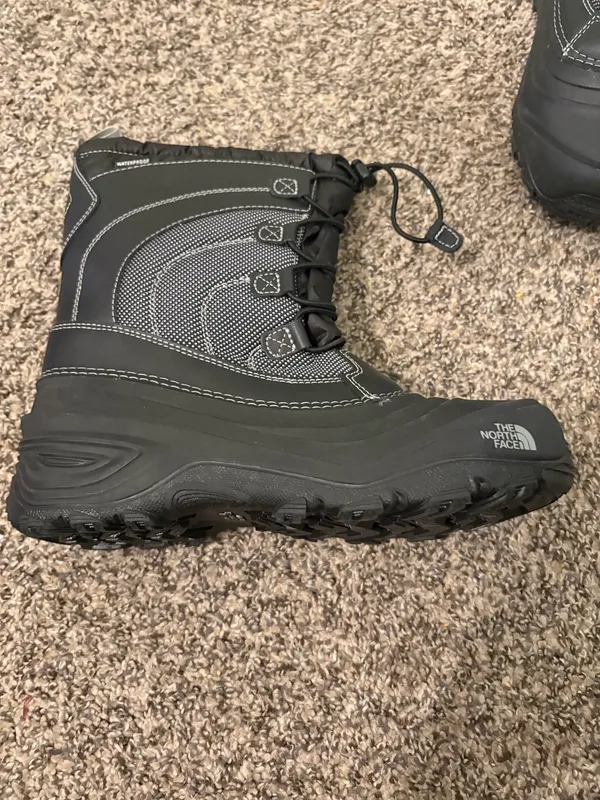 Northface snow boots kids size 5 - Image 3