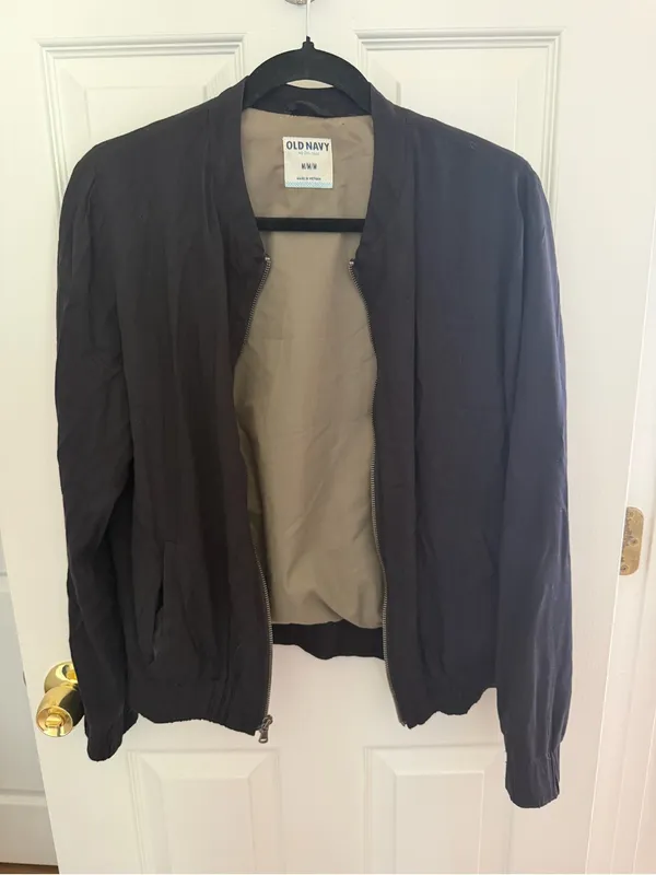 Old Navy Women's Black Bomber Jacket Size Medium - Image 3