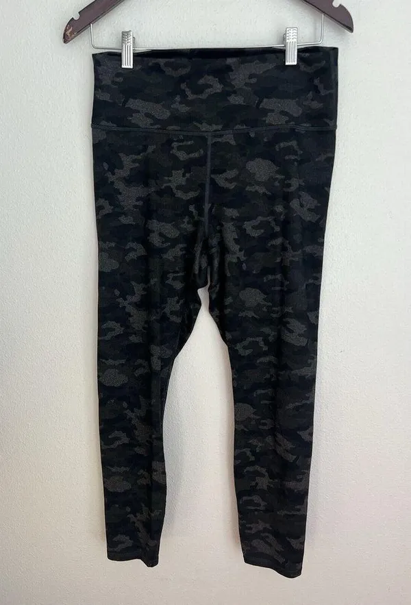 Fabletics High-Waisted Printed Heathered Legging Gray Heather Camo M Athleisure - Image 3
