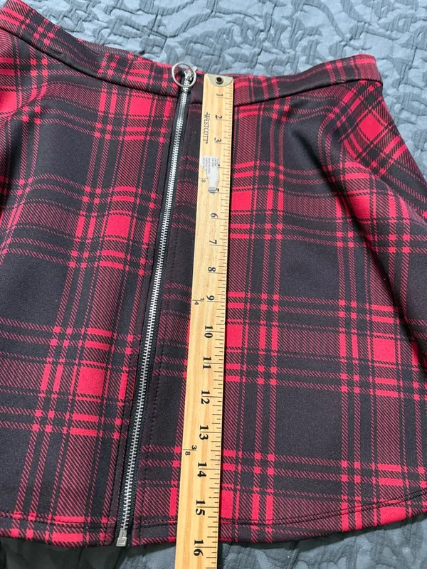 Hot Topic size medium women’s goth skater skirt black and red plaid o-ring - Image 3