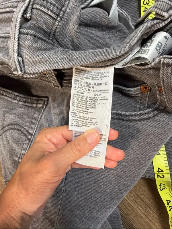 Levi's High-Rise Straight Jeans in Light Blue-Gray Wash - Image 4